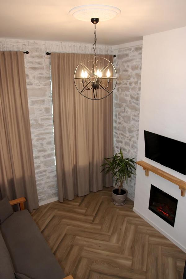 Historical Old City Apartment: Spacious Balcony Retreat Kamianets-Podilskyi Room photo