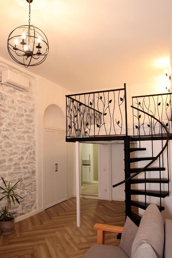 Historical Old City Apartment: Spacious Balcony Retreat Kamianets-Podilskyi Room photo
