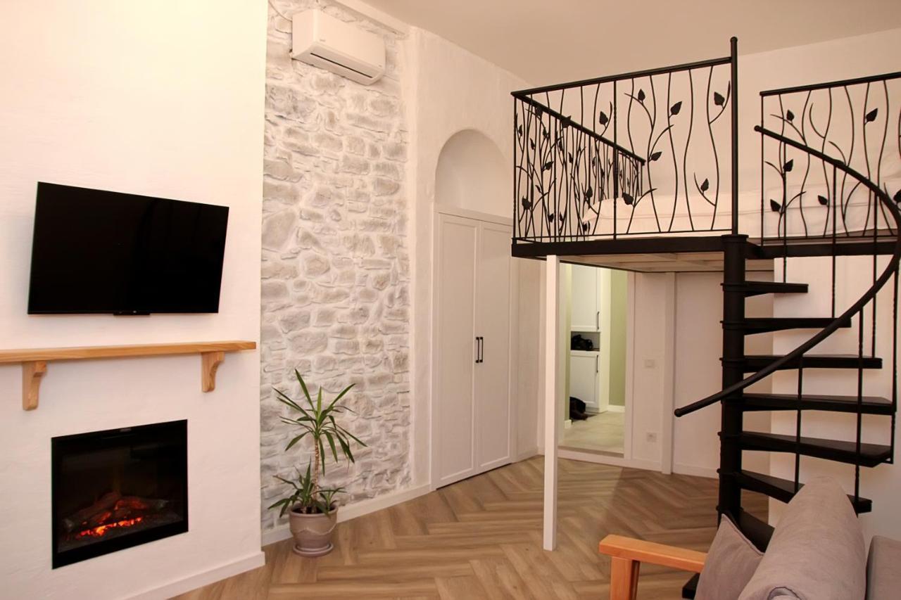 Historical Old City Apartment: Spacious Balcony Retreat Kamianets-Podilskyi Room photo