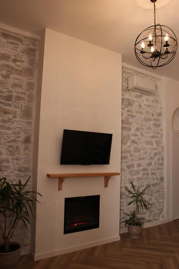 Historical Old City Apartment: Spacious Balcony Retreat Kamianets-Podilskyi Room photo