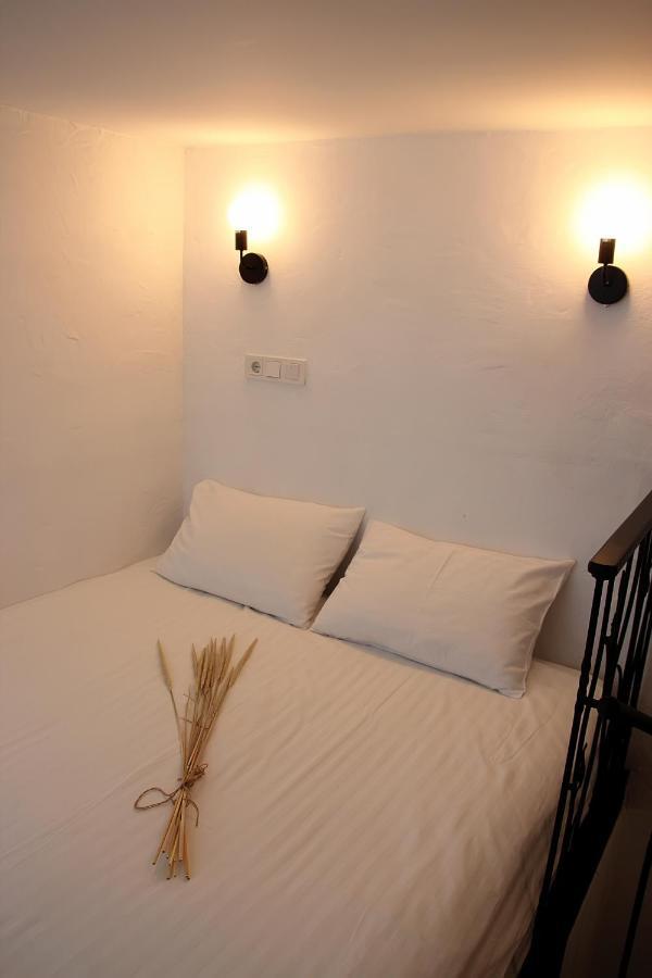 Historical Old City Apartment: Spacious Balcony Retreat Kamianets-Podilskyi Room photo