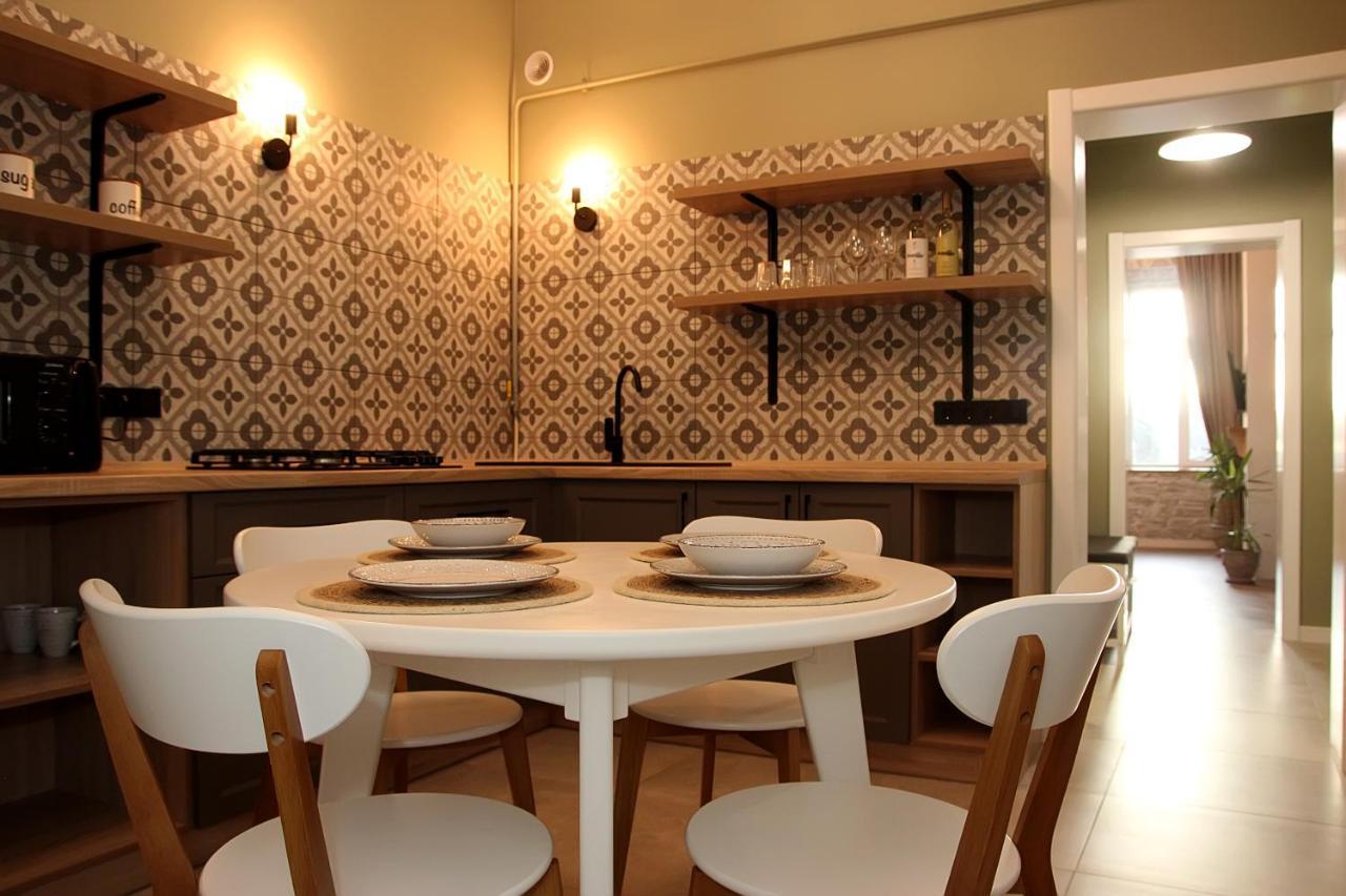 Historical Old City Apartment: Spacious Balcony Retreat Kamianets-Podilskyi Exterior photo