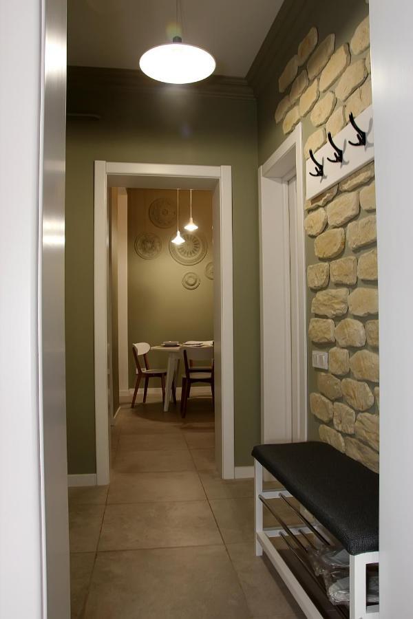 Historical Old City Apartment: Spacious Balcony Retreat Kamianets-Podilskyi Room photo