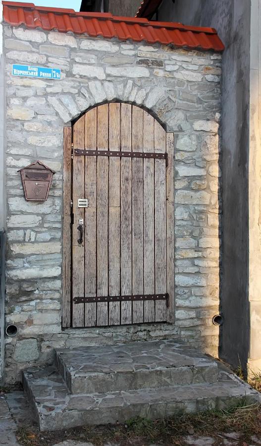 Historical Old City Apartment: Spacious Balcony Retreat Kamianets-Podilskyi Room photo