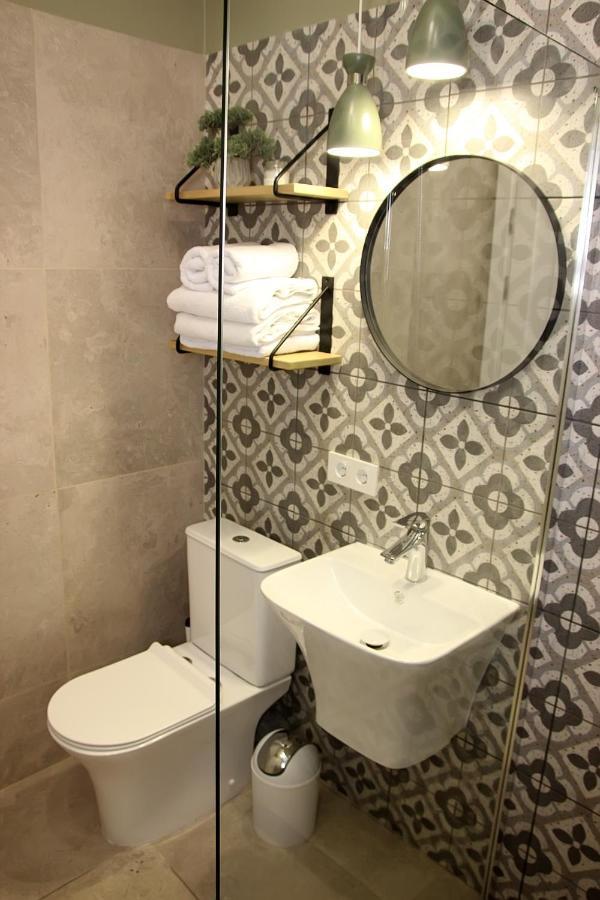 Historical Old City Apartment: Spacious Balcony Retreat Kamianets-Podilskyi Room photo