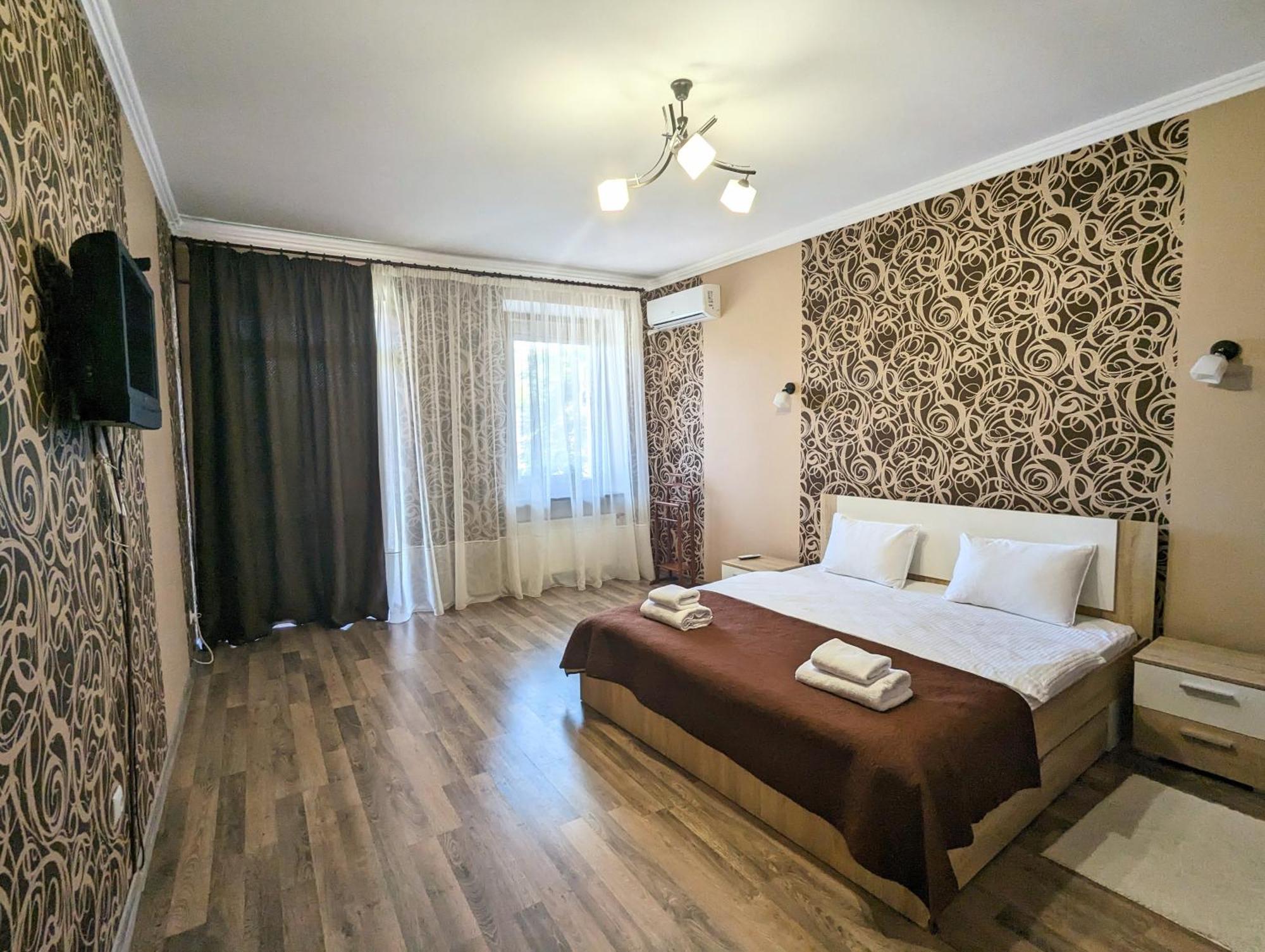 Historical Old City Apartment: Spacious Balcony Retreat Kamianets-Podilskyi Exterior photo