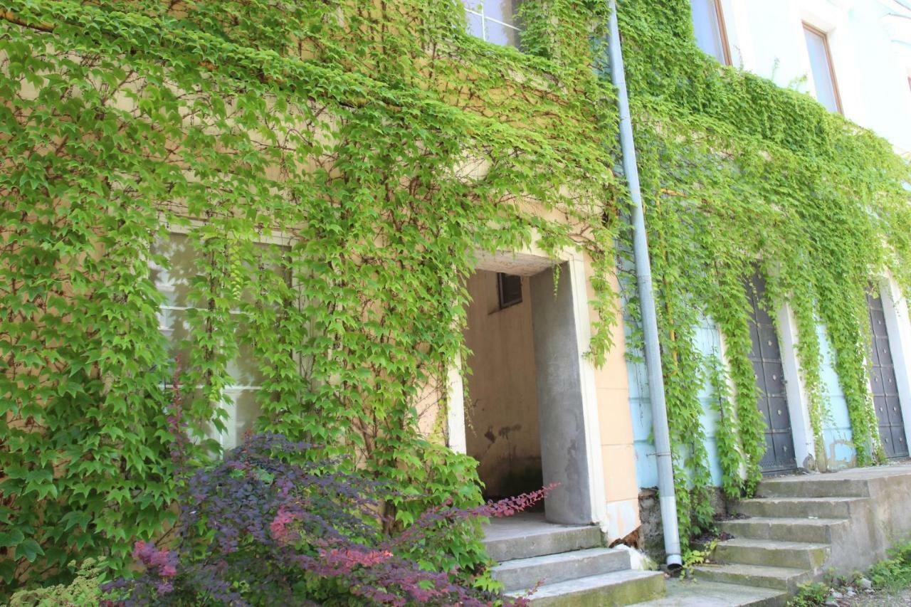 Historical Old City Apartment: Spacious Balcony Retreat Kamianets-Podilskyi Exterior photo